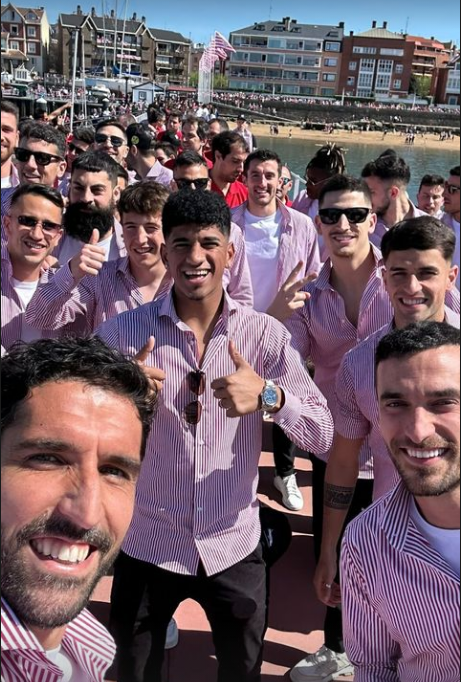 Euforia de los jugadores rojiblancos en la gabarra