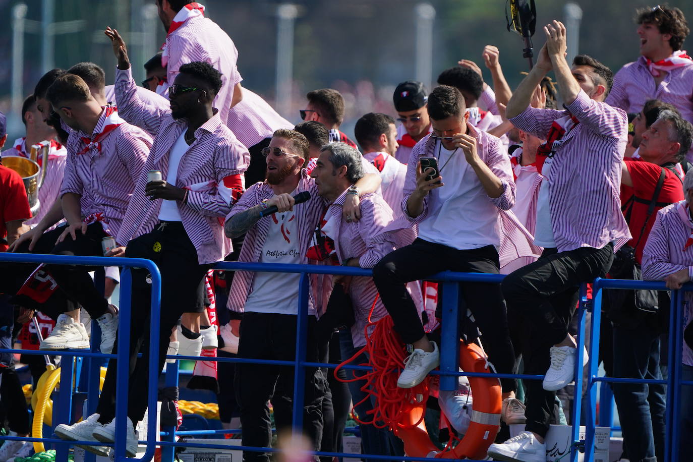 Euforia de los jugadores rojiblancos en la gabarra