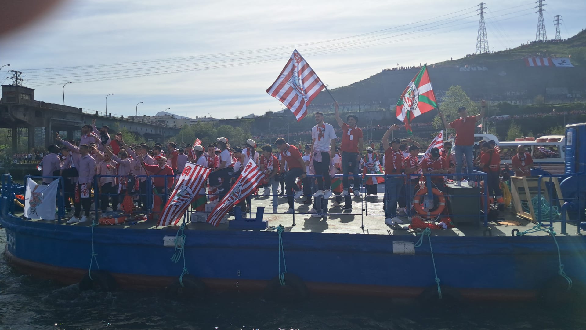 Euforia de los jugadores rojiblancos en la gabarra