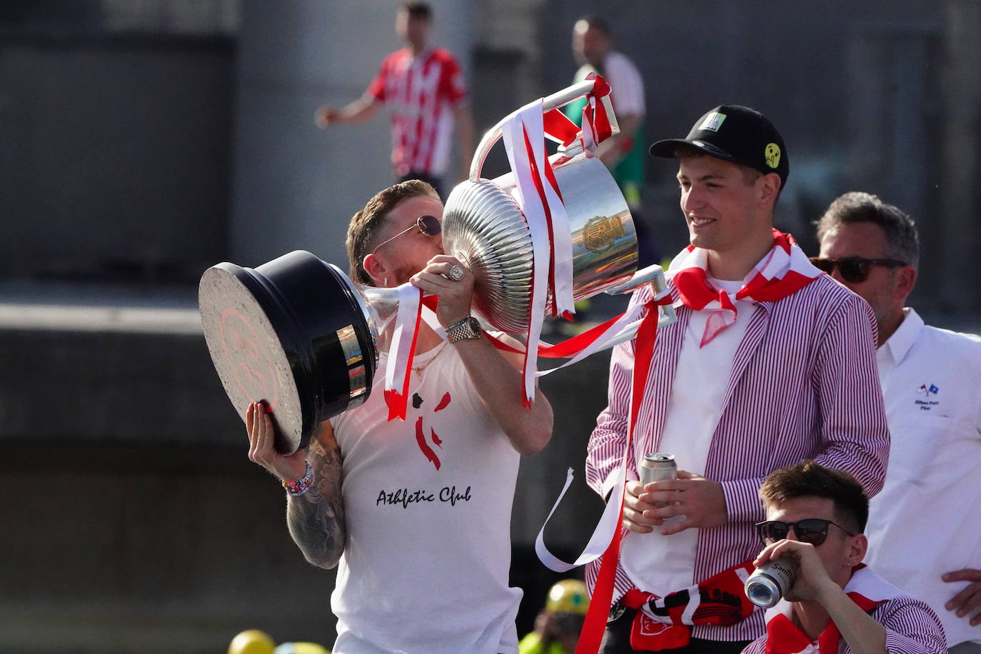 Euforia de los jugadores rojiblancos en la gabarra