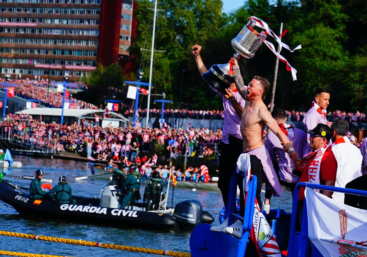 La gabarra desató la locura en la ría.