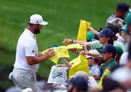 Rahm firma autógrafos tras finalizar el Par 3 Contest, este miércoles.