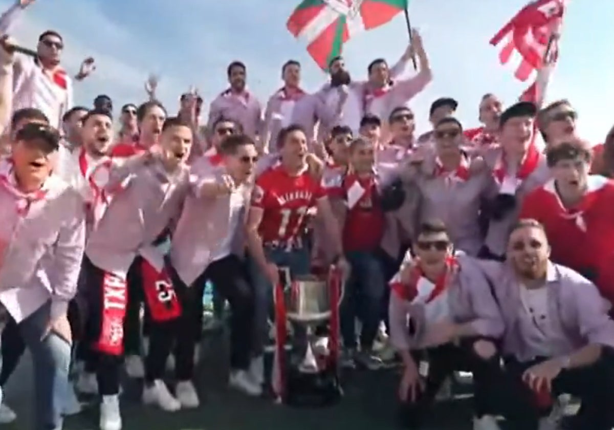 Sendoa, en el centro, con la Copa.