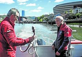 Sabin y Gabi, dos miembros de la unidad de rescate de la Ertzaintza, ayer a bordo del 'Itsas Lagun'.
