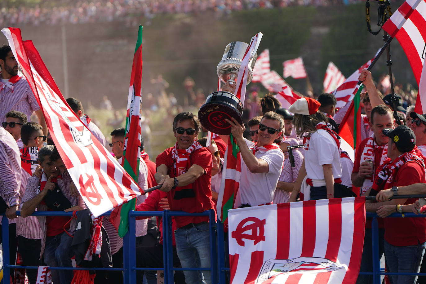 Euforia de los jugadores rojiblancos en la gabarra
