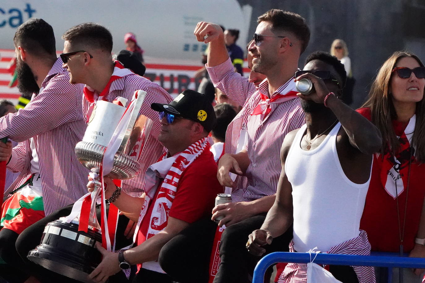 Euforia de los jugadores rojiblancos en la gabarra