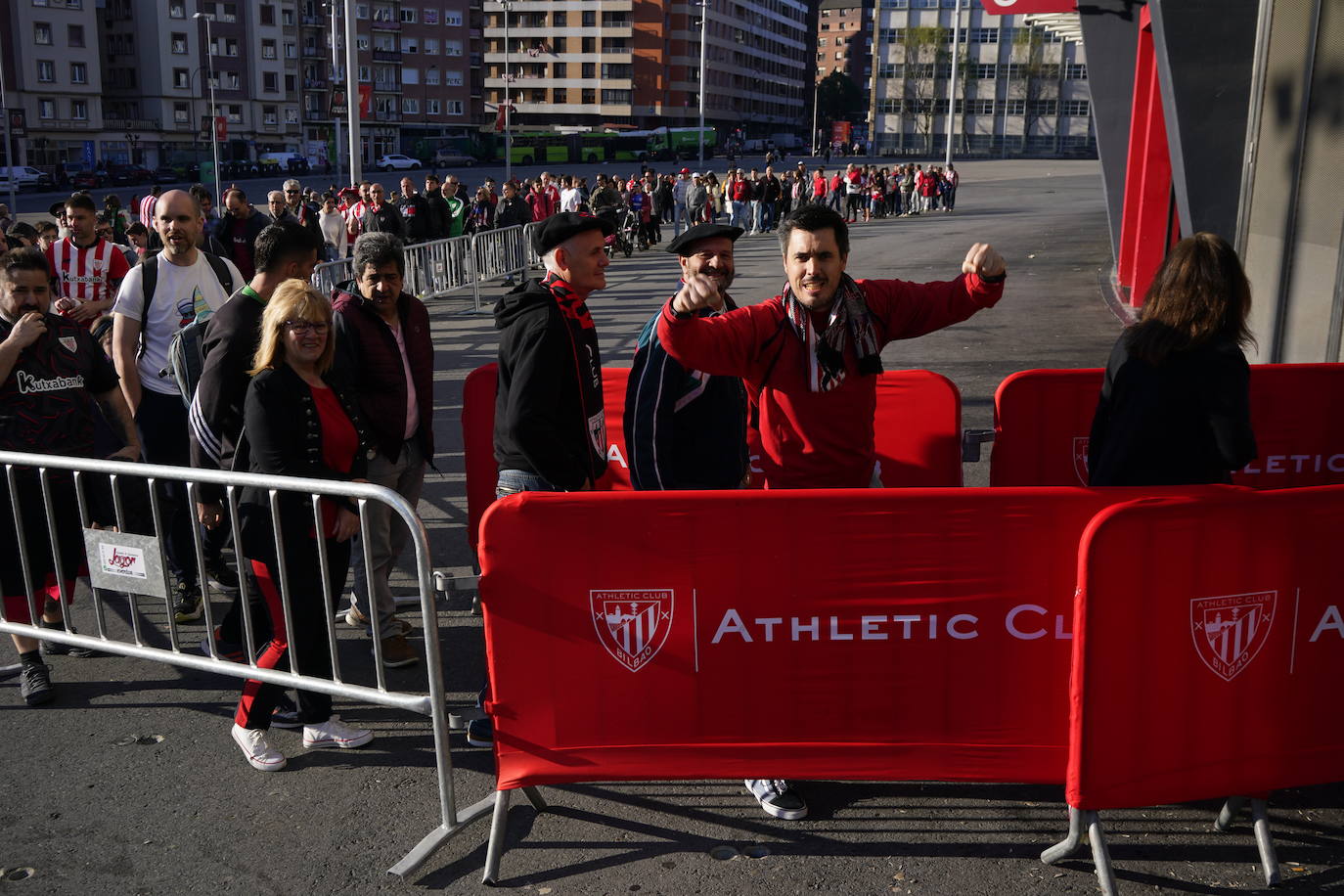 Los aficionados del Athletic se sacan fotos con la Copa