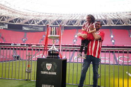 Los aficionados del Athletic se sacan fotos con la Copa