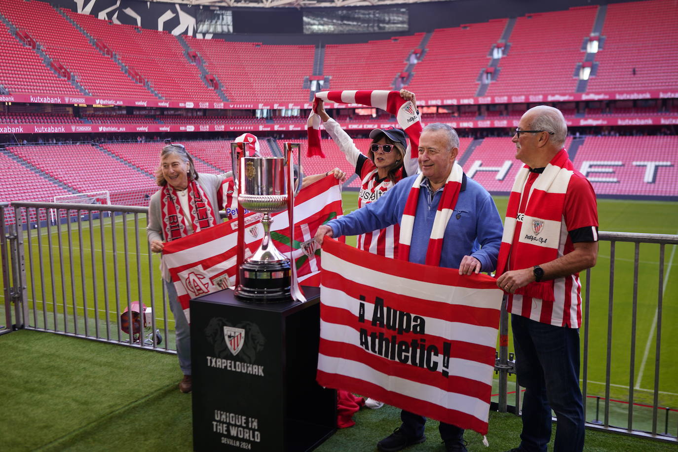 Los aficionados del Athletic se sacan fotos con la Copa