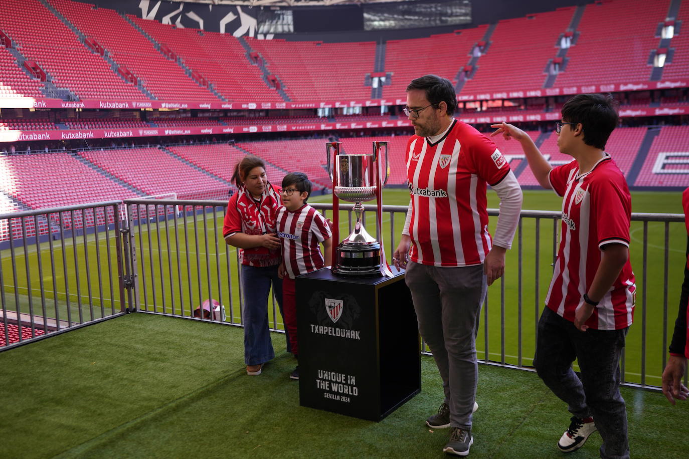 Los aficionados del Athletic se sacan fotos con la Copa