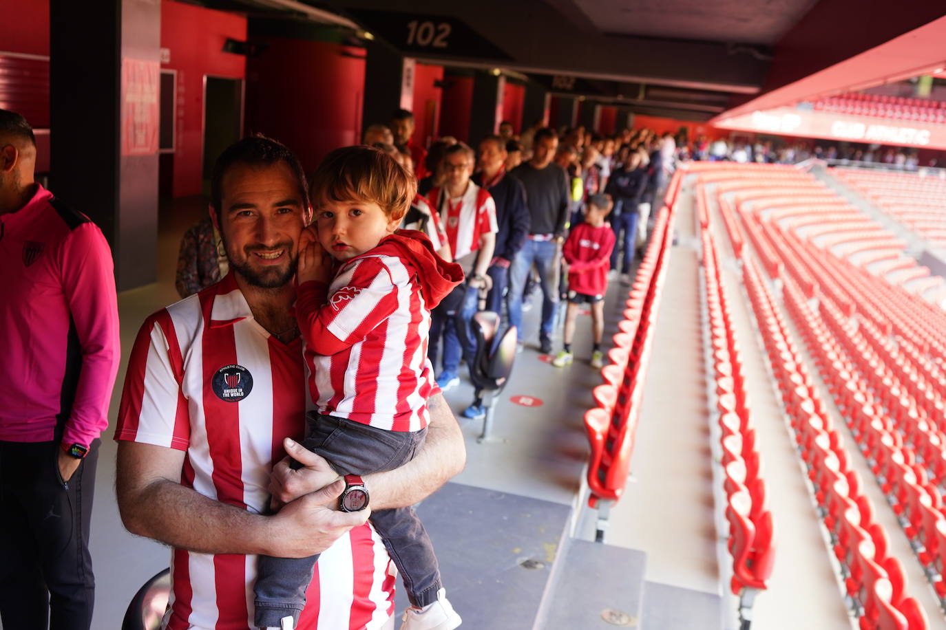 Los aficionados del Athletic se sacan fotos con la Copa