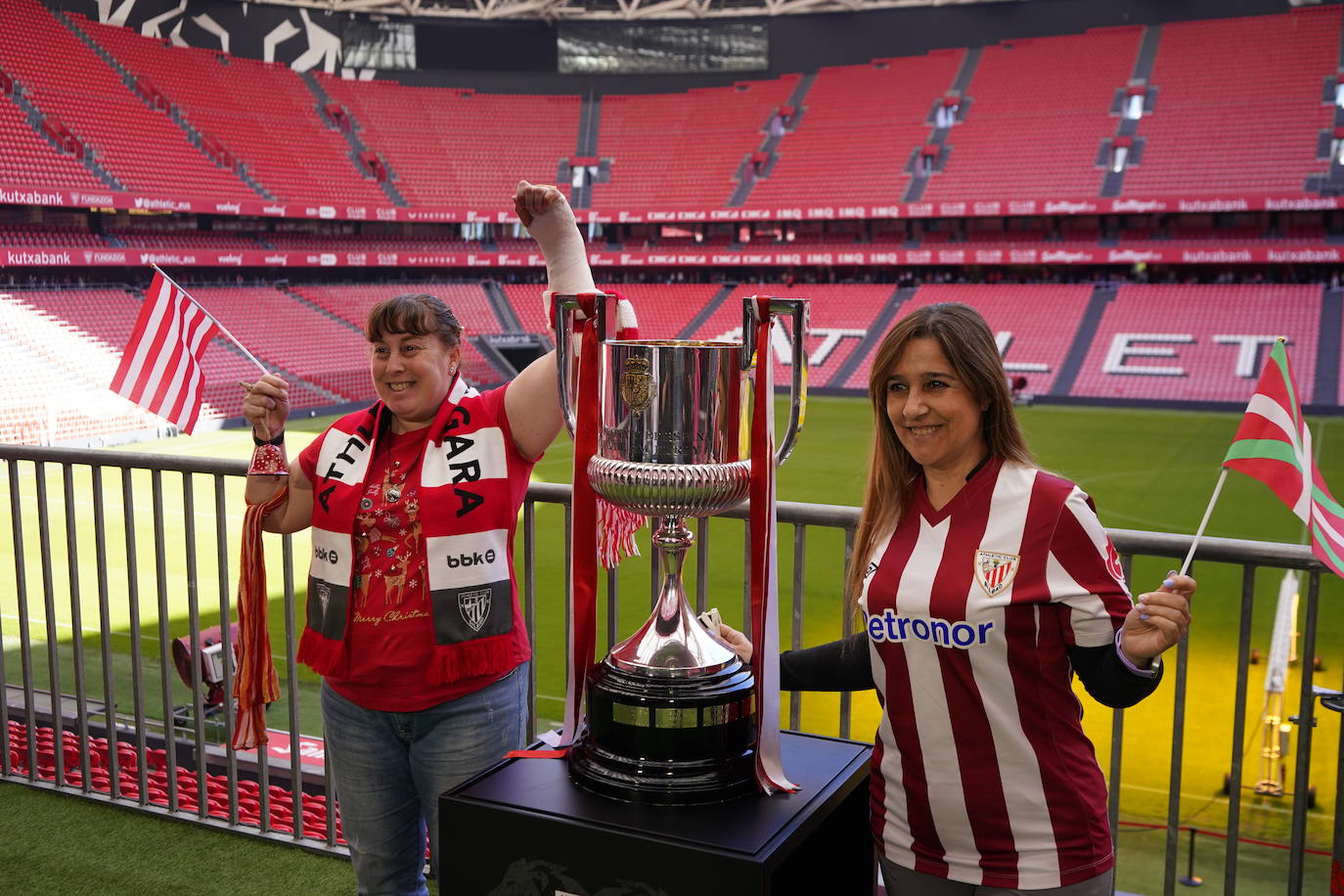 Los aficionados del Athletic se sacan fotos con la Copa