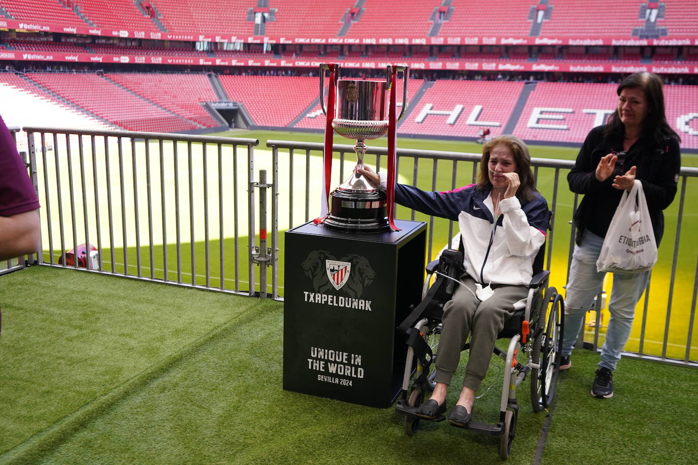 Los aficionados del Athletic se sacan fotos con la Copa