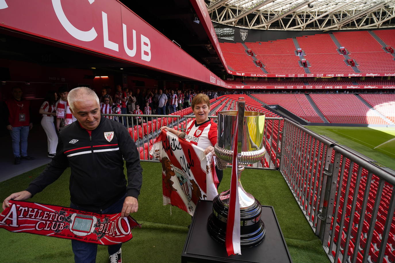 Los aficionados del Athletic se sacan fotos con la Copa