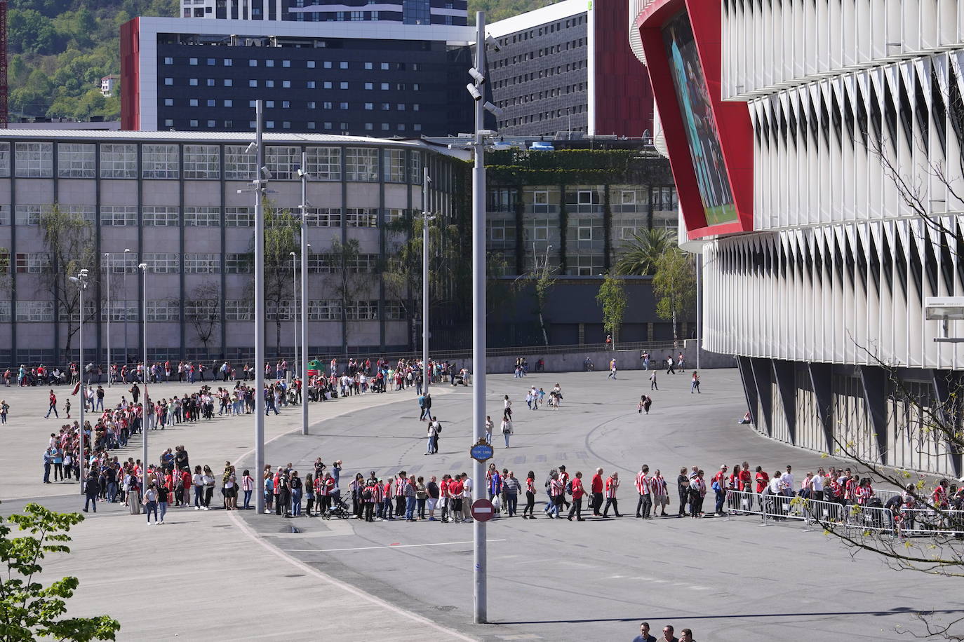 Los aficionados del Athletic se sacan fotos con la Copa