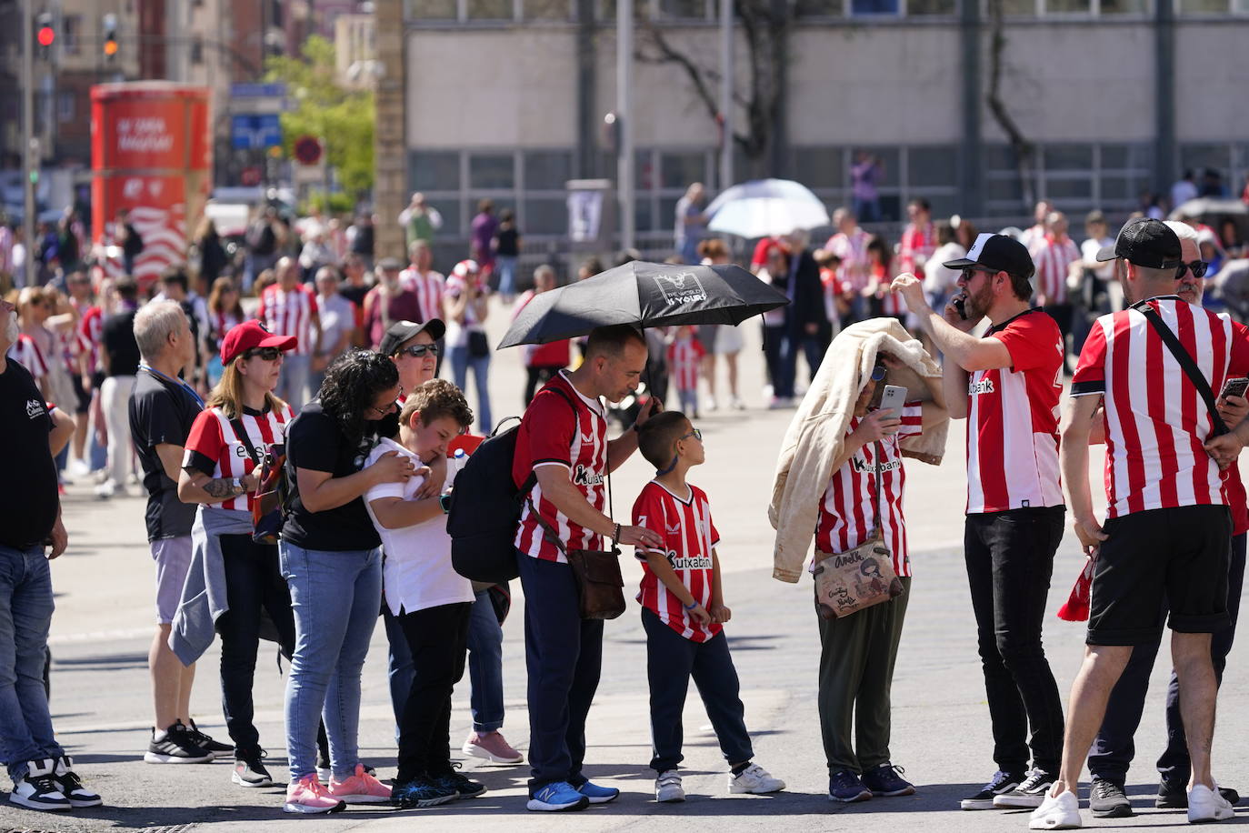 Los aficionados del Athletic se sacan fotos con la Copa