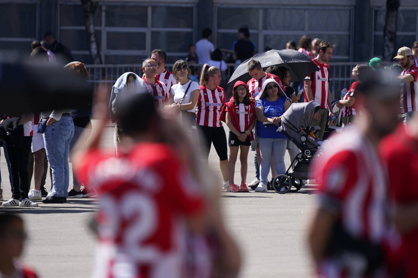 Los aficionados del Athletic se sacan fotos con la Copa