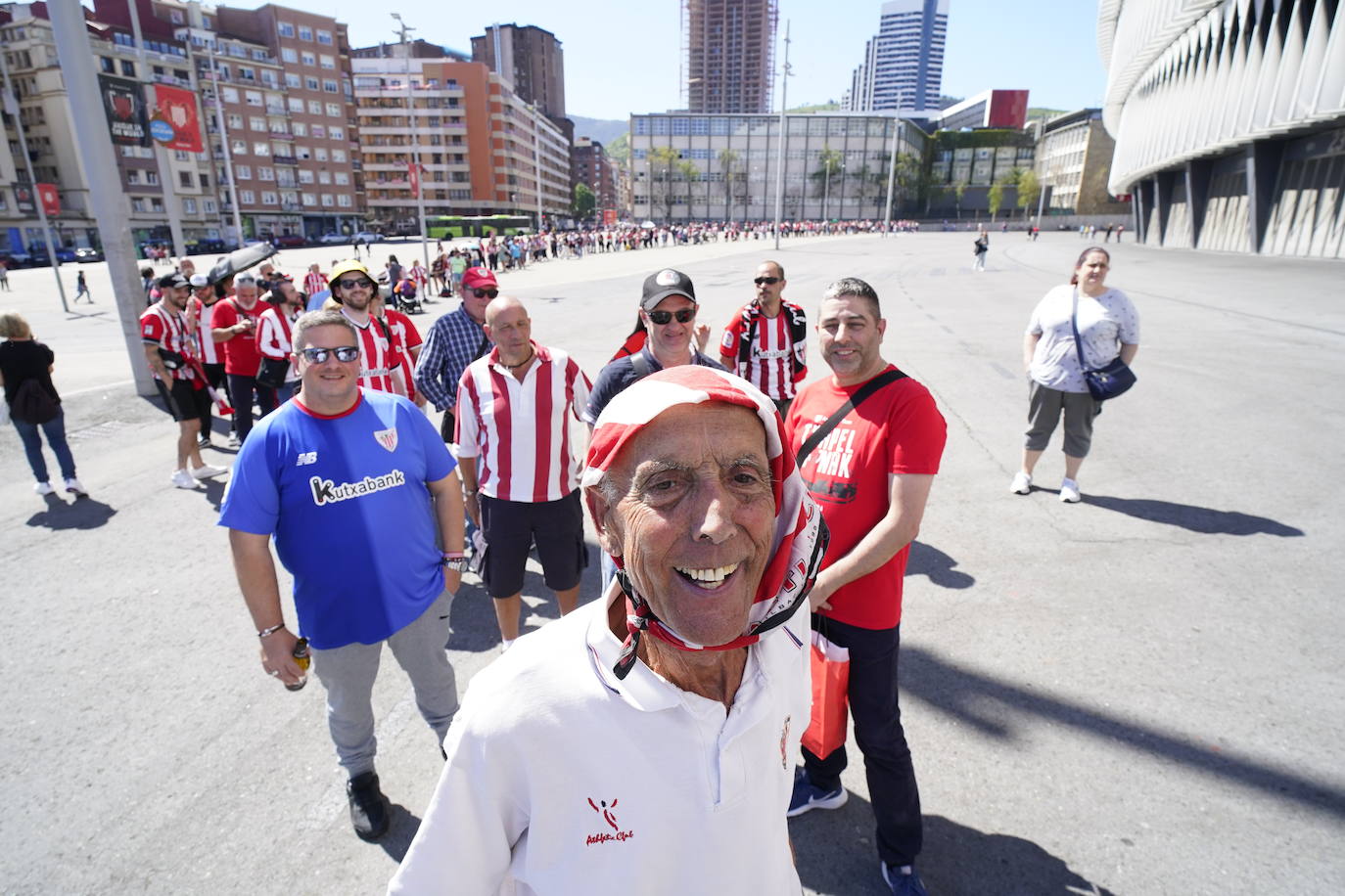 Los aficionados del Athletic se sacan fotos con la Copa