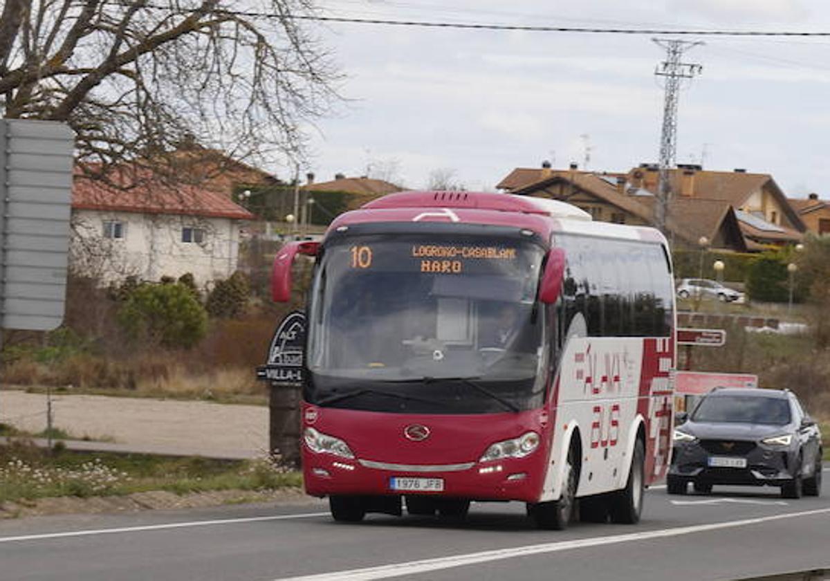 Los autobuses de las dos líneas van a poder transportar más viajeros.