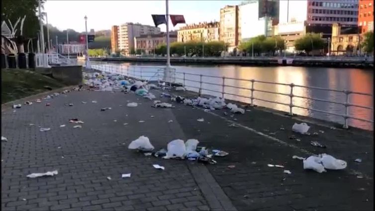 Bilbao amanece llena de suciedad