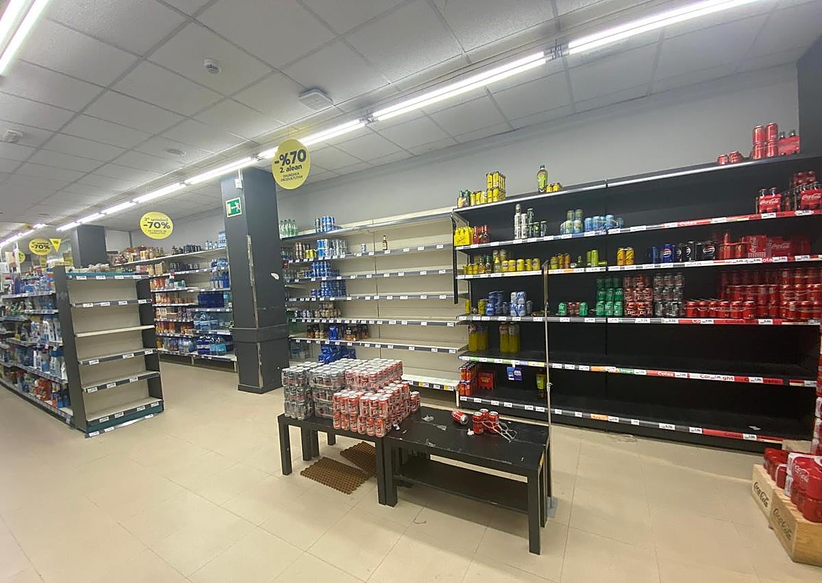 Imagen secundaria 1 - La gabarra acaba con las reservas de ginebra, ron y vino en muchos bares de Bilbao