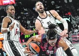 Moneke deja atrás a Shengelia y a Dunston en el choque de la primera vuelta ante el Virtus.