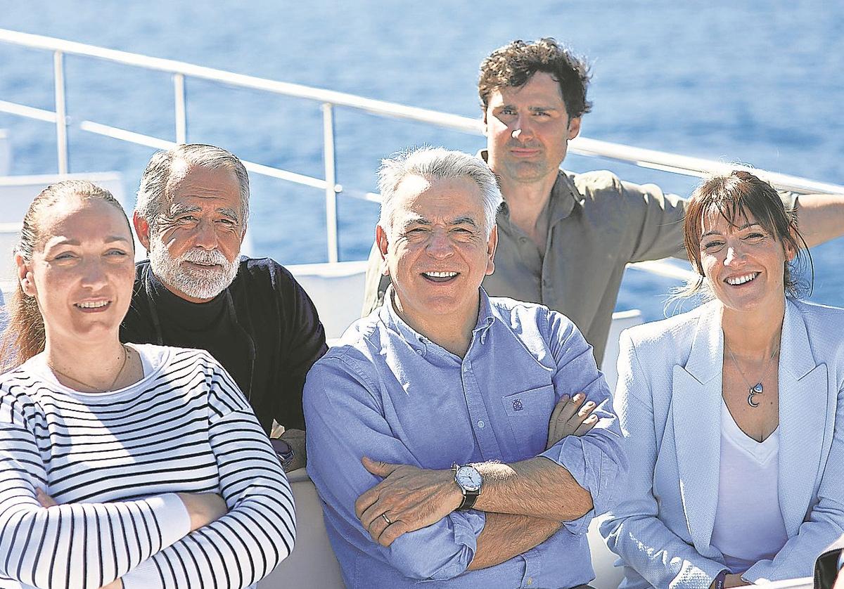 El candidato Javier de Andrés junto a Muriel Larrea y Joana Arce en el catamarán turístico en que celebró el mitin de campaña.