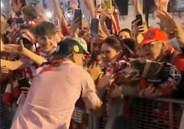 Beñat Prados besa a un perro en plena celebración en Bilbao