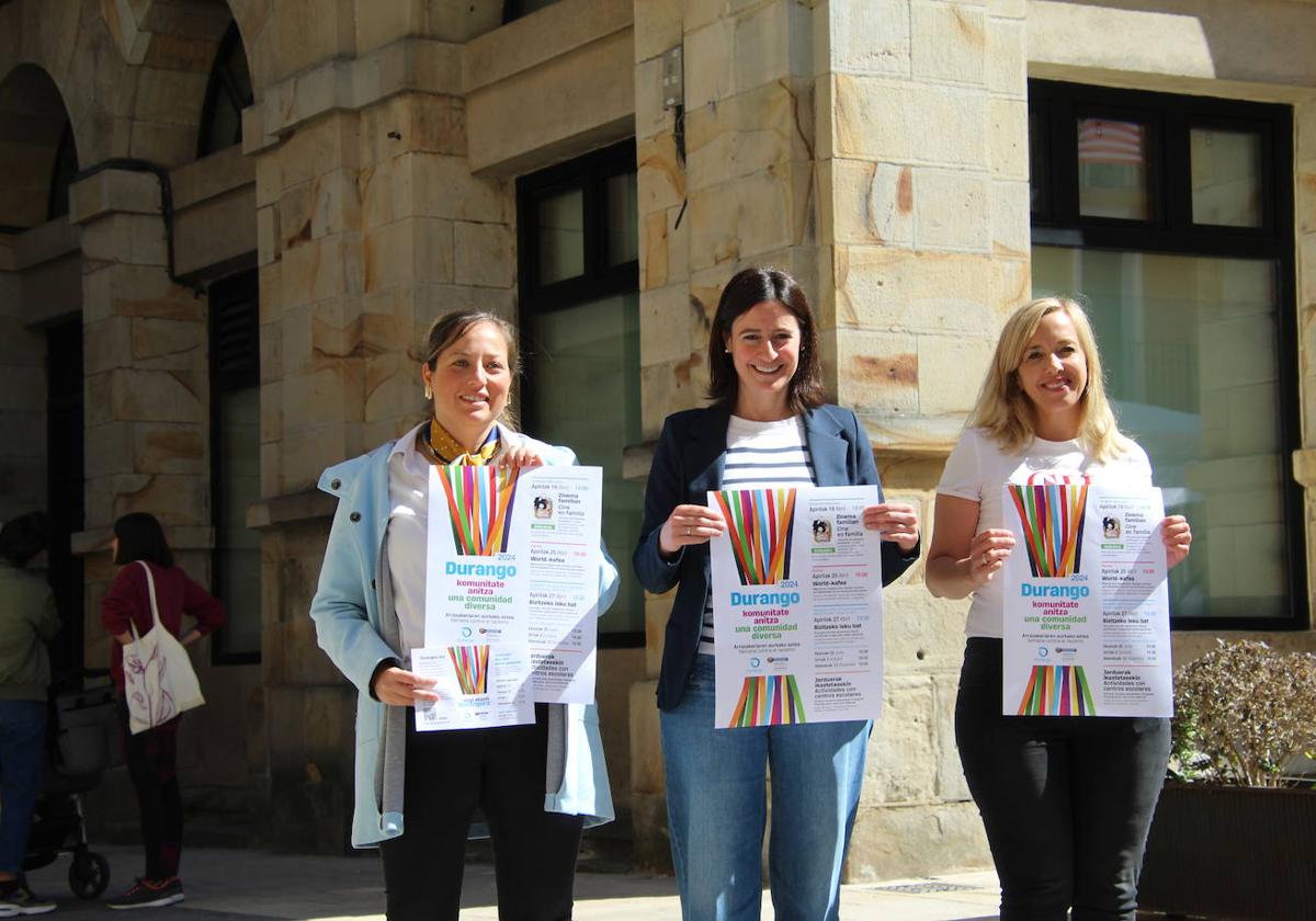 La teniente de alcalde, Jesica Ruiz, (PSE), la alcaldesa, Mireia Elkoroiribe, (PNV) y la técnica de diversidad del Ayuntamiento, Verónica Redondo.