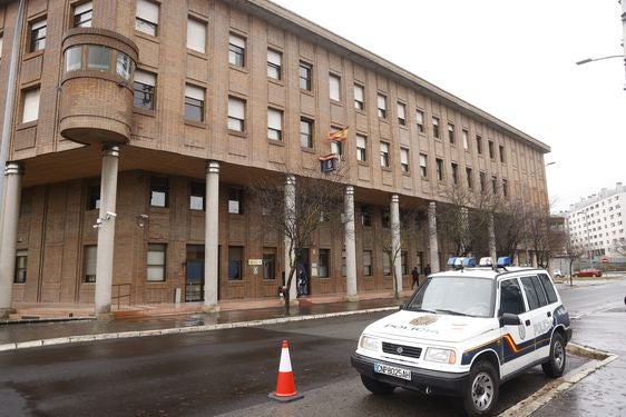 Exterior de la comisaría de la Policía Nacional en Vitoria.