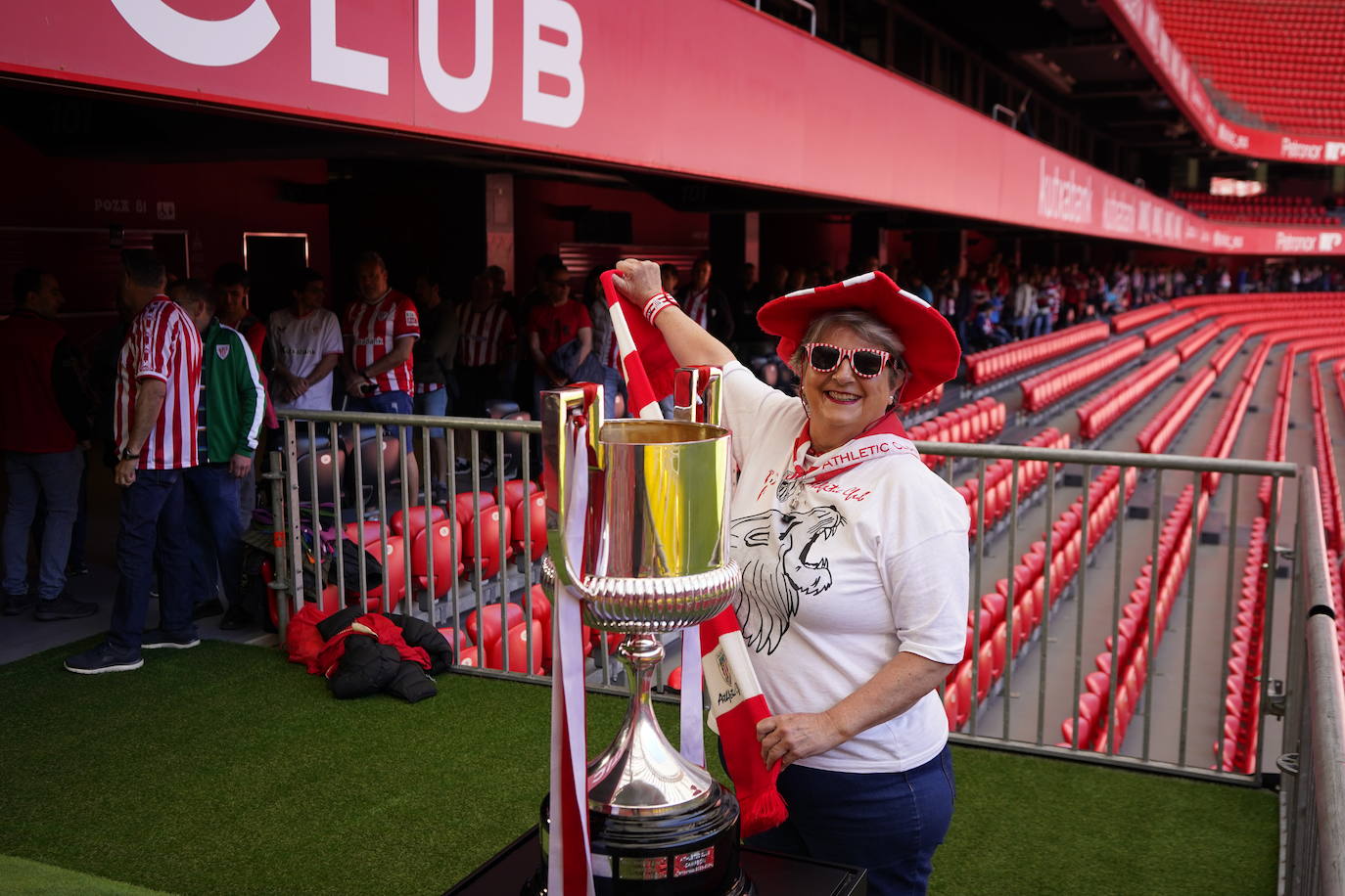 Los aficionados del Athletic se sacan fotos con la Copa