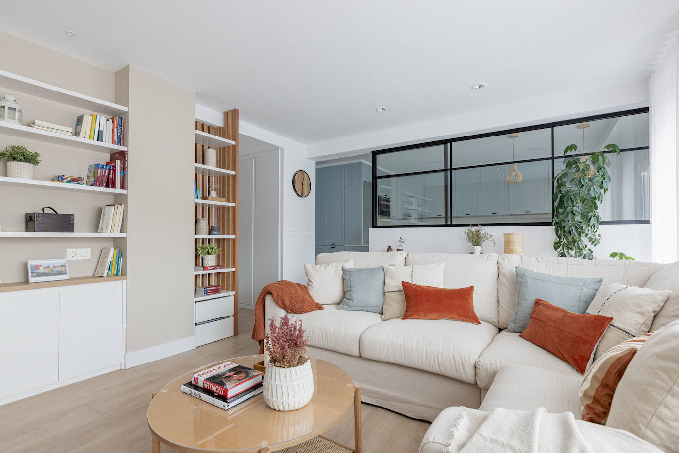 El piso oscuro convertido en casa de revista para una pareja joven y su hija en Bilbao