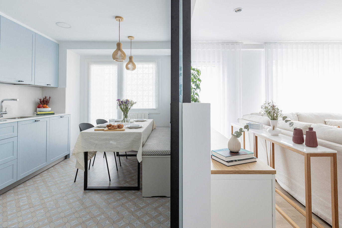 El piso oscuro convertido en casa de revista para una pareja joven y su hija en Bilbao