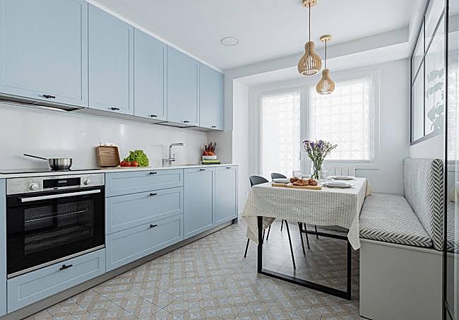 La nueva cocina incluye una gran cristalera hacia el salón.