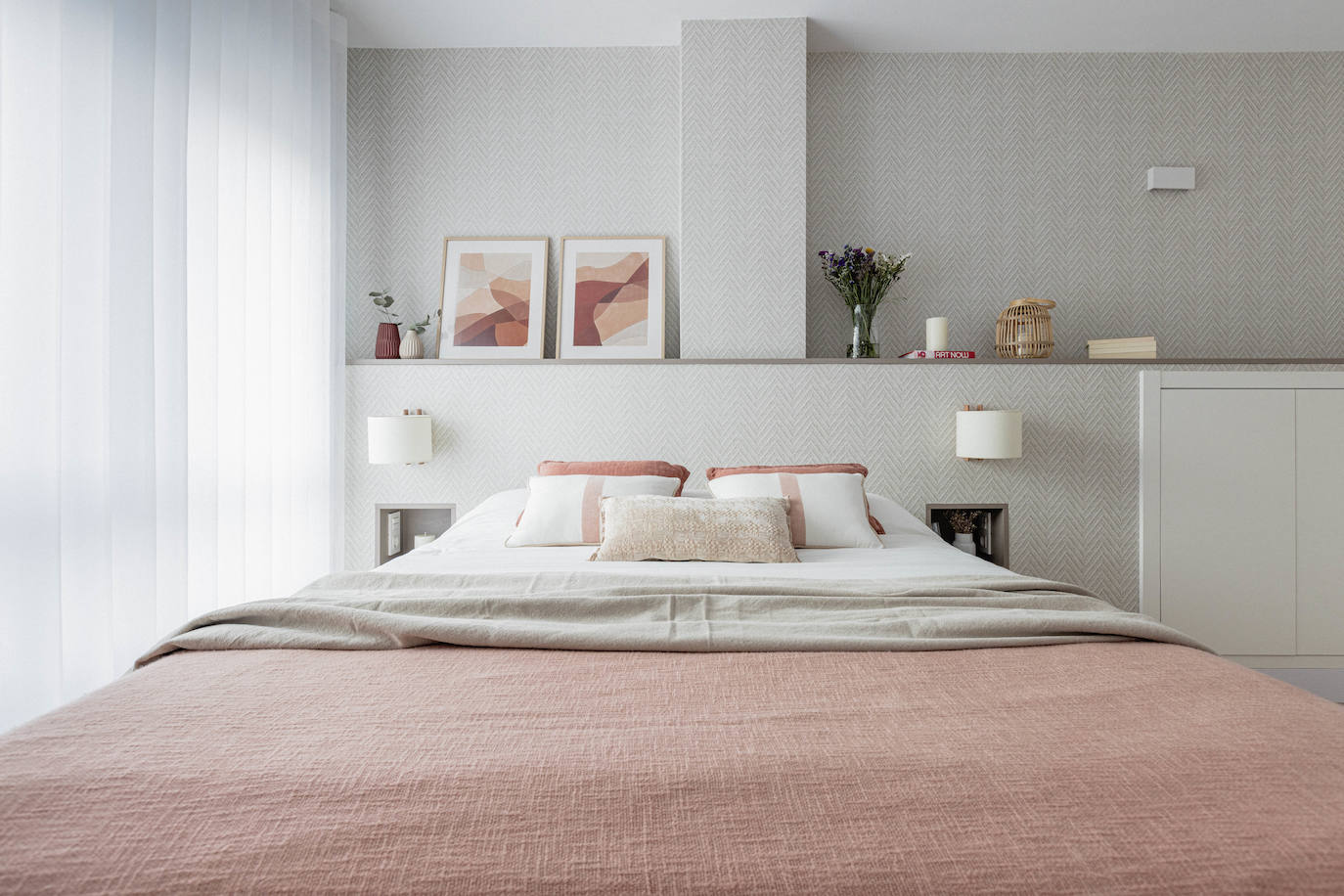 El piso oscuro convertido en casa de revista para una pareja joven y su hija en Bilbao