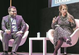 Joan Puig Guitart, de Banco Sabadell, en el foro junto a Amaia Sánchez, de CyBasque.