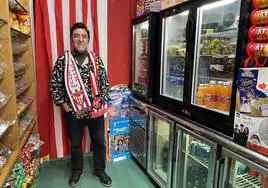 Juan Antonio Fernández (Juanan) en la parte de atrás de su tienda de frutos secos Berriotxoa.