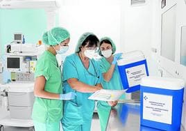 Profesionales de Basurto se disponen a trasladar dos órganos para su trasplante.