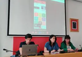 María Cueva y Cristina Ferreras, durante la presentación de la App con responsables de la empresa Wetown.