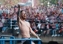 Muniain desvela la 'filosofía' del vestuario tras la larga fiesta: «Gallos de noche, gallos de día y el domingo...»