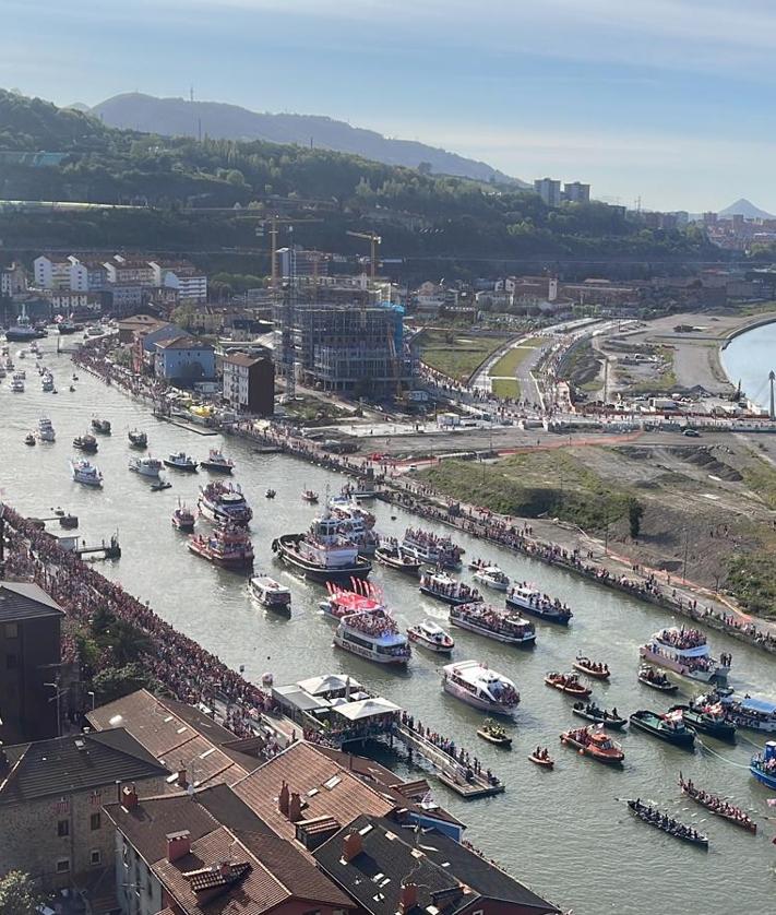 Imagen secundaria 2 - Así se vio la gabarra desde el tejado de San Mamés
