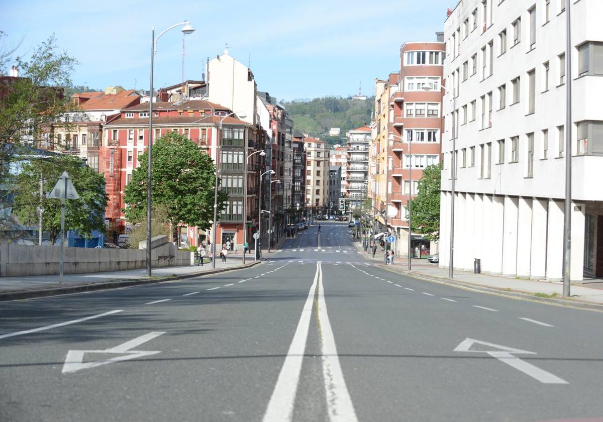 Calles y terrazas vacías, persianas bajadas y mucha calma en los barrios más alejados de la ría.