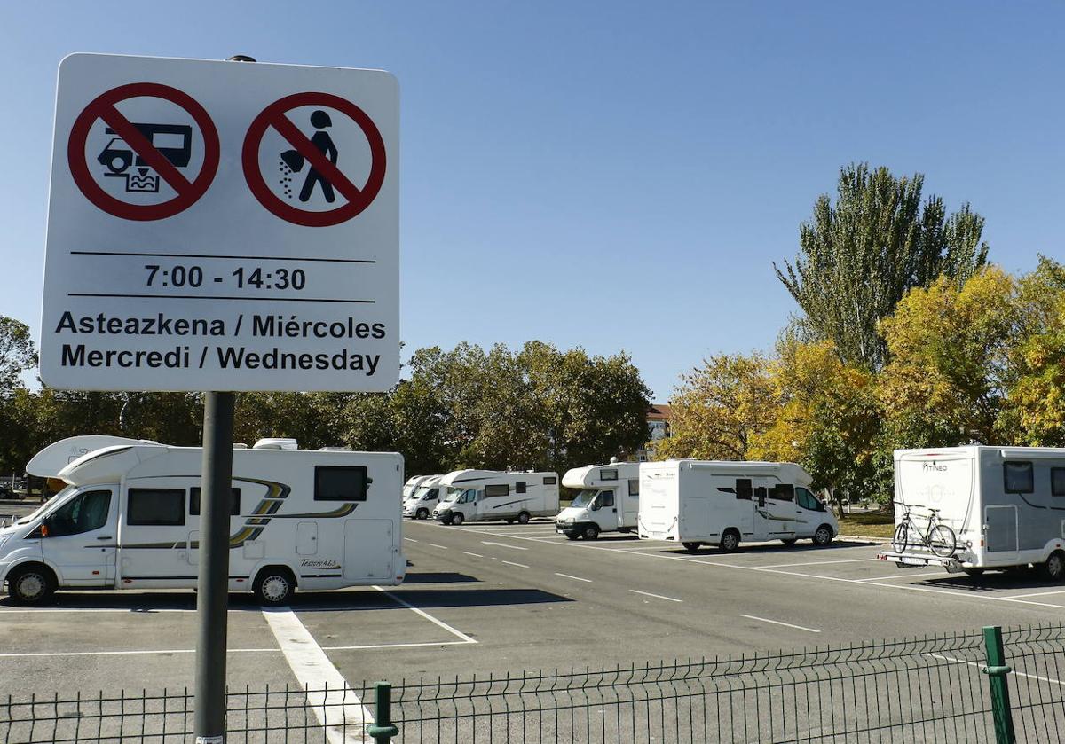 El parking de autocaravanas se mantendrá como servicio gratuito tras la colocación de las barreras.