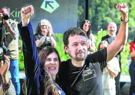 Pablo Iglesias, ataviado con camiseta con mensaje, apoyó ayer la campaña de Miren Gorrotxategi en Bilbao.
