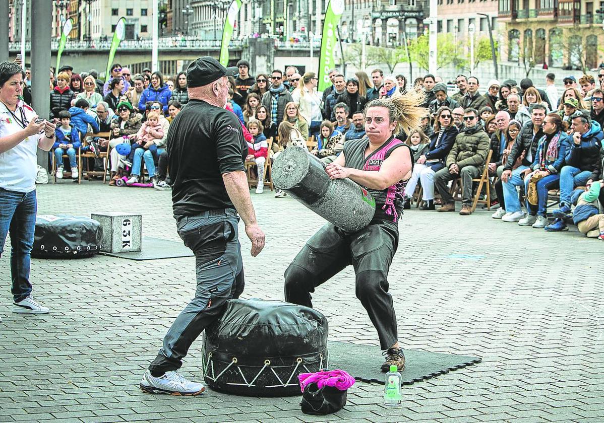 Protagonismo. Karmele Gisasola levanta una cilíndrica en una exhibición en El Arenal durante Semana Santa.