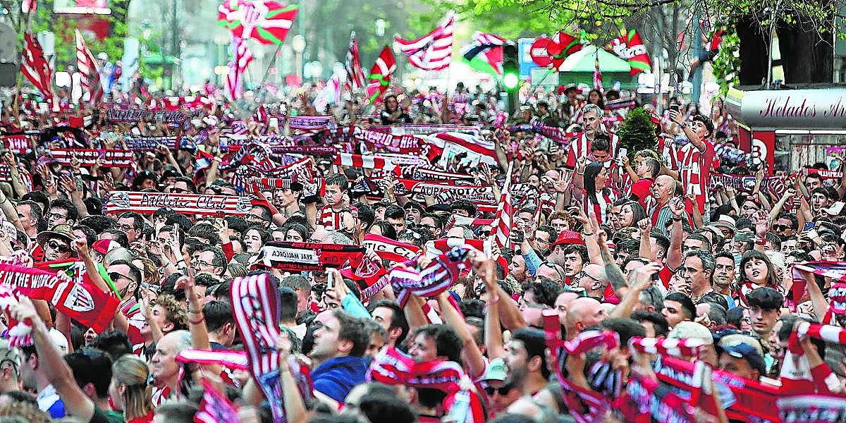 Euforia. Ambiente frente a la Diputación para recibir a los jugadores.