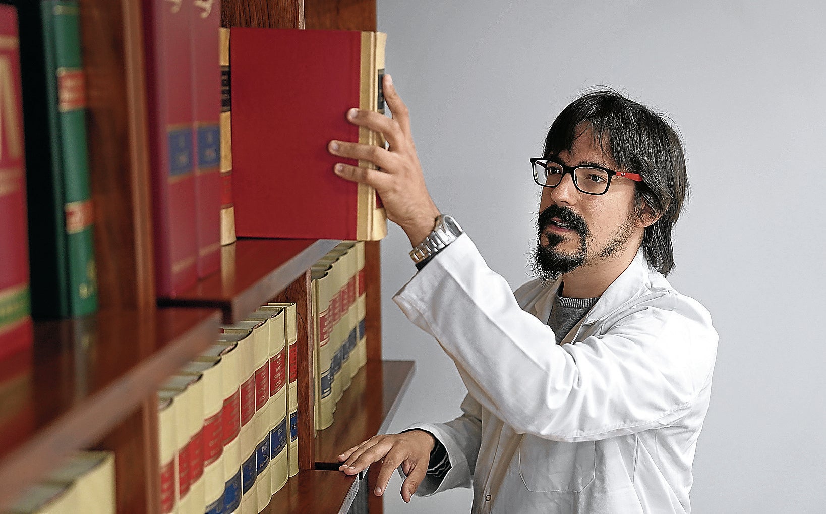 Imagen principal - «No deberían suponer la mitad del tiempo de trabajo de los MIR ni de su sueldo»