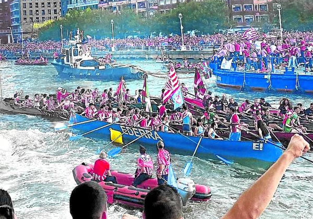 Hinchas jalean a los campeones a su llegada a Bilbao.