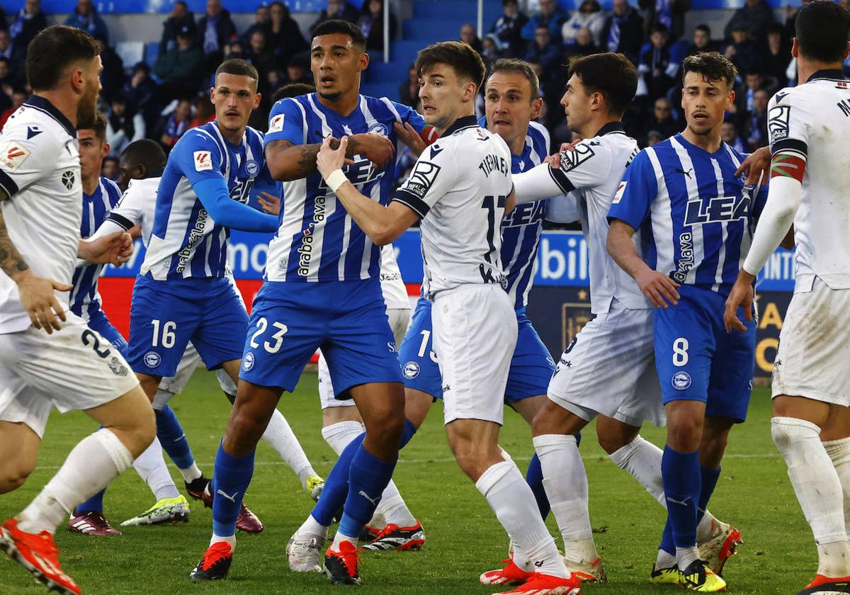 Benavídez y Kike, con opciones de volver al once titular contra el Granada, pelean el espacio en un córner contra la Real Sociedad.