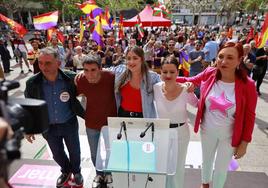 Alba García y la ministra Sira Rego, junto a candidatos y dirigentes de Sumar, ayer en Eibar.